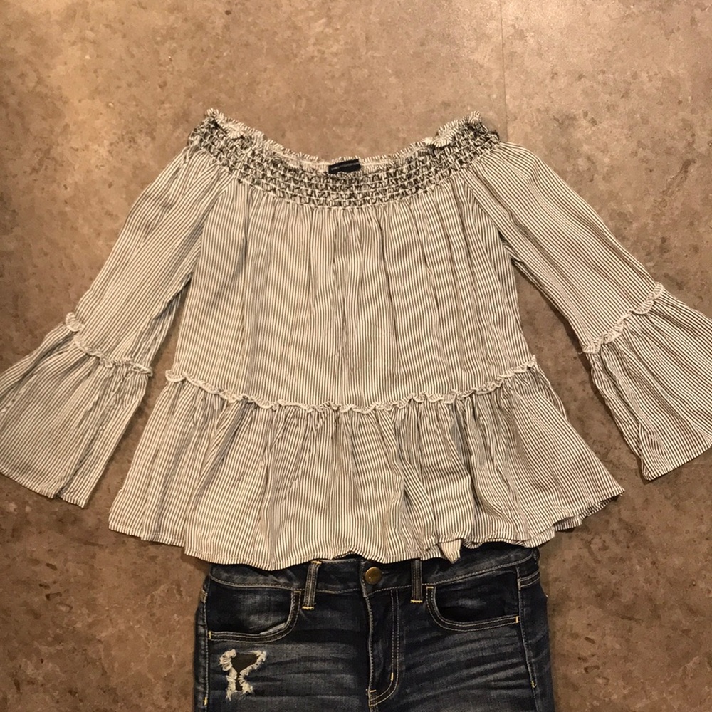 AMERICAN EAGLE 🦅 Off the Shoulder Top - Picture 2 of 5